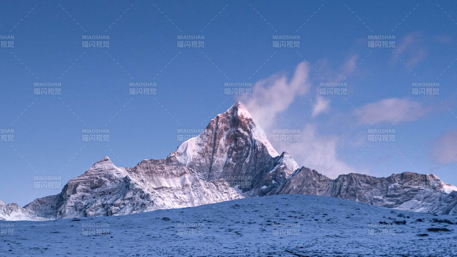 雪山巍峨入云图片
