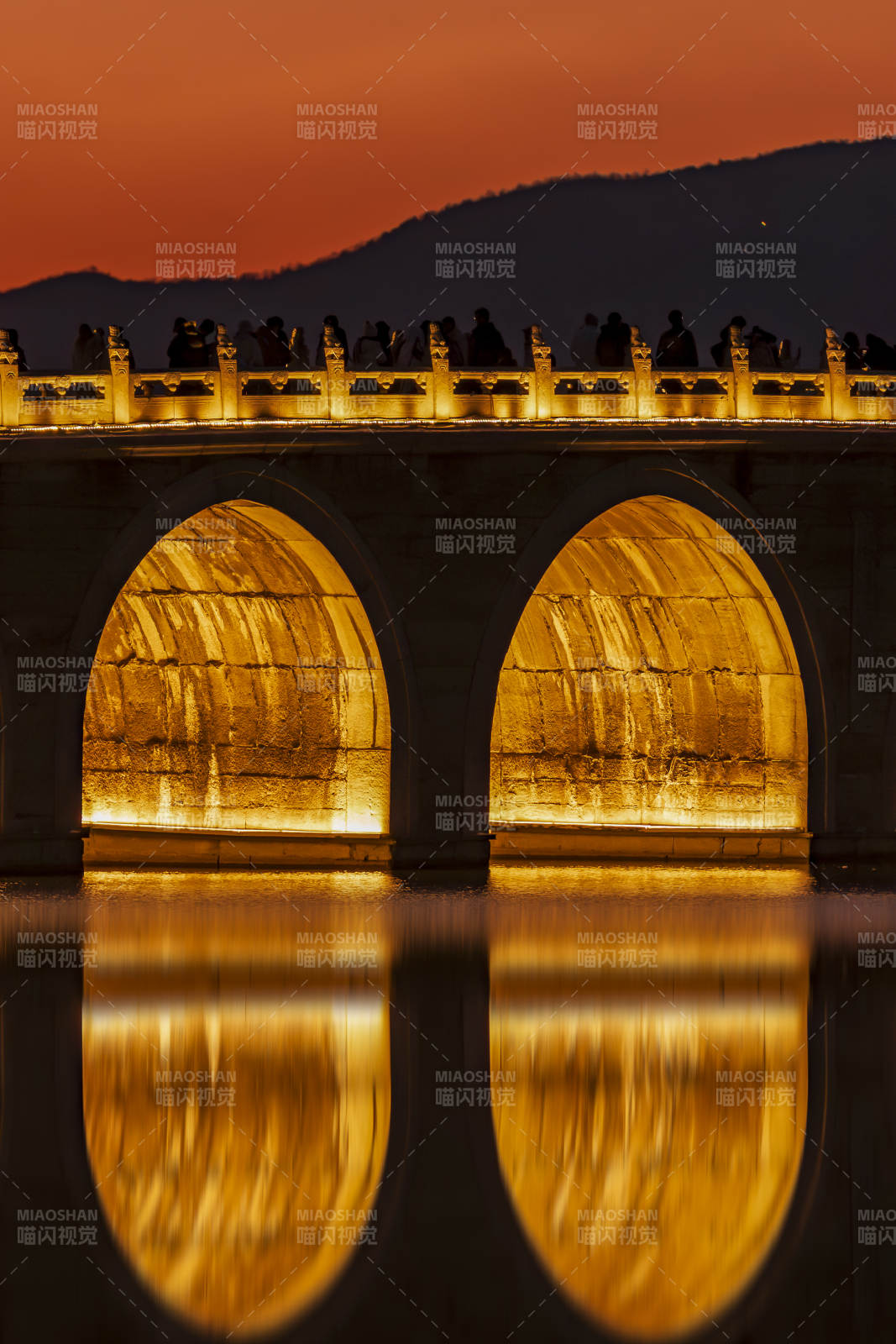 桥影映水夜色美图片