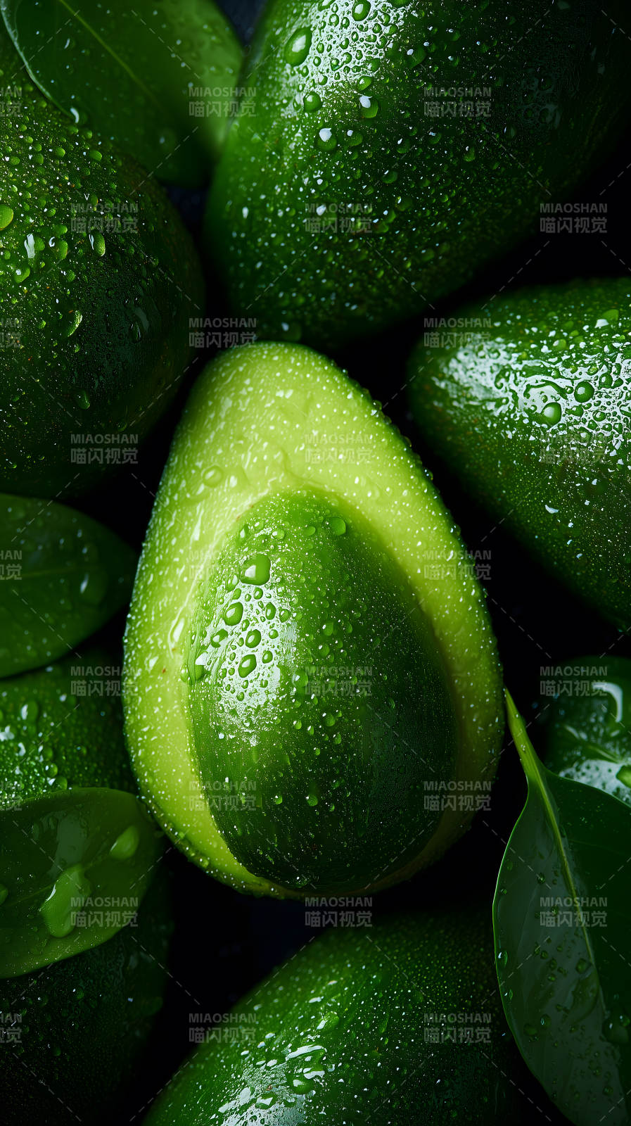 新鲜水润牛油果特写图片