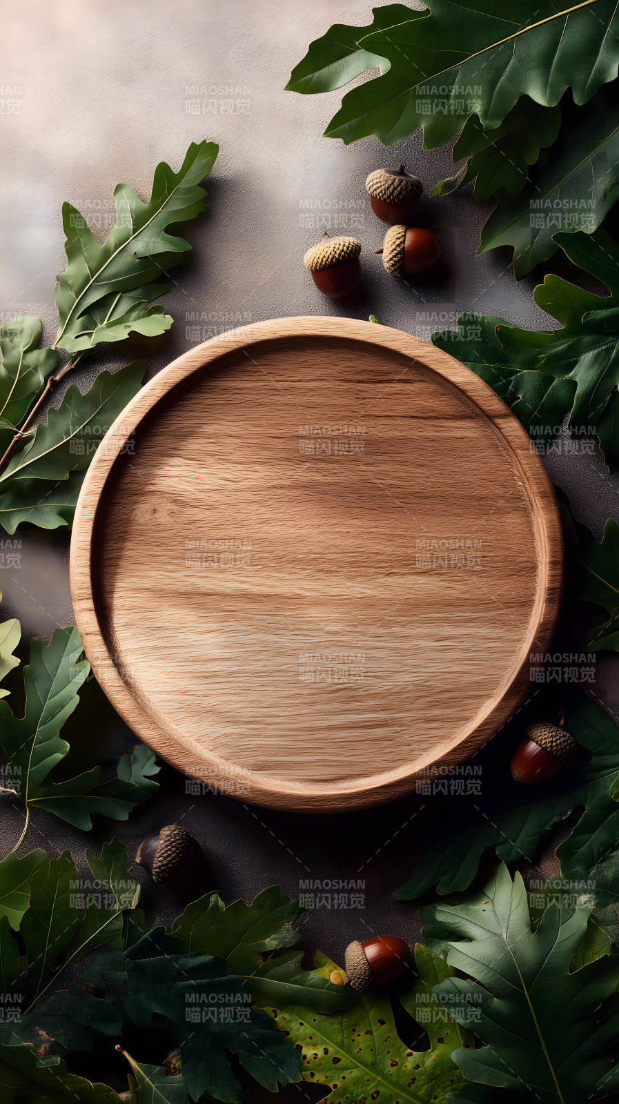 木盘与橡树叶子图片