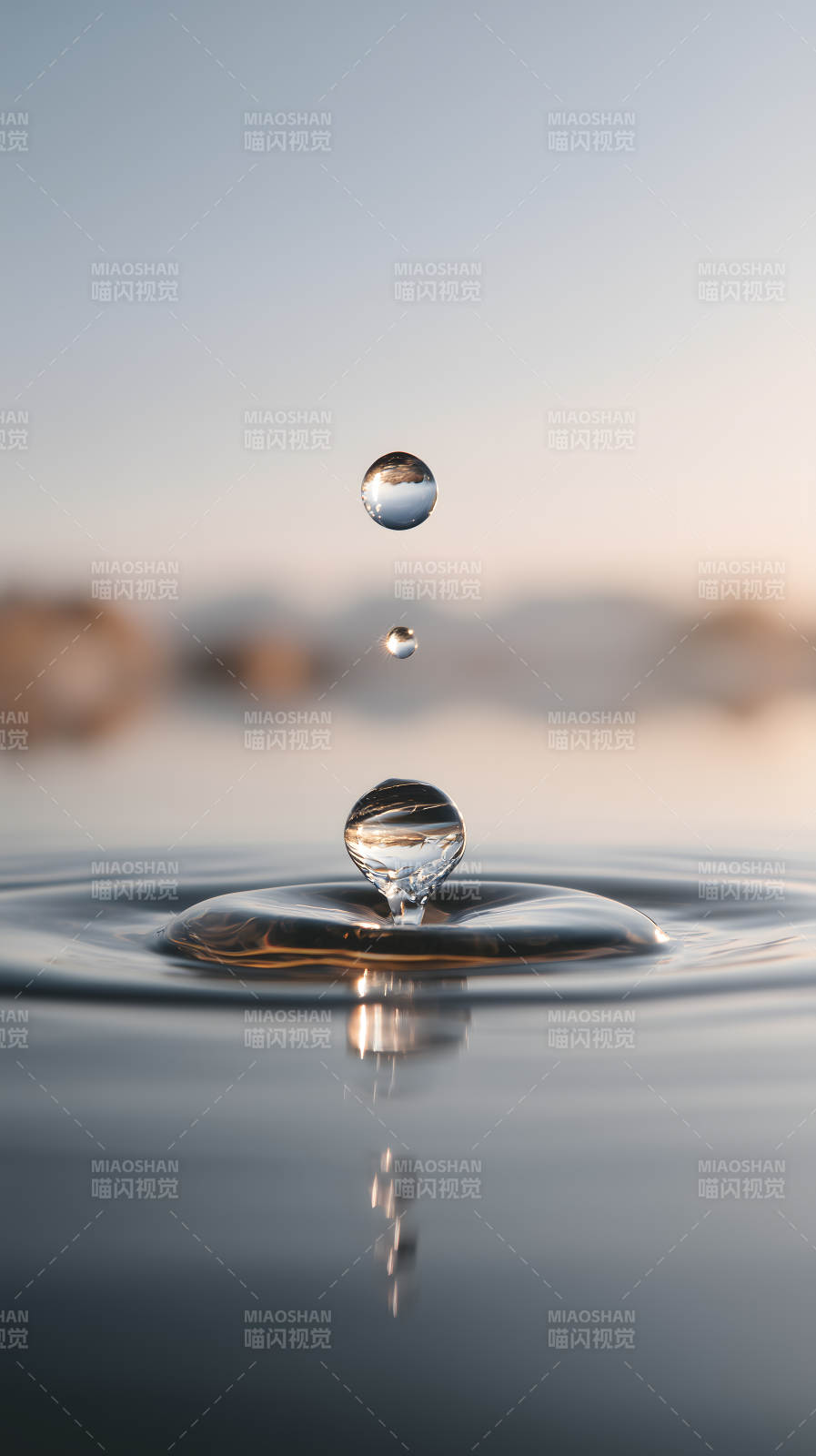 水滴落下瞬间晶莹剔透图片