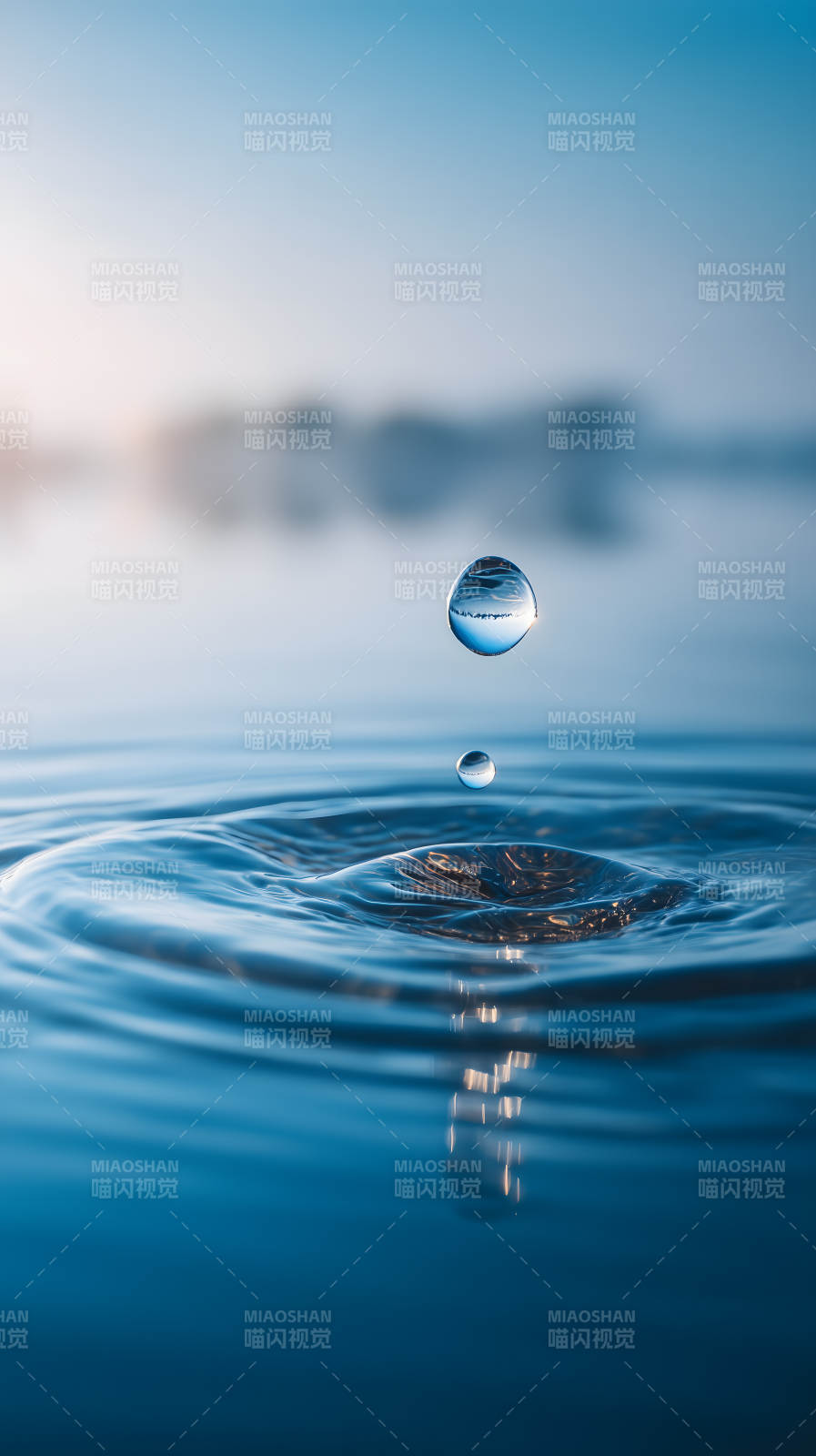 水滴落下瞬间图片