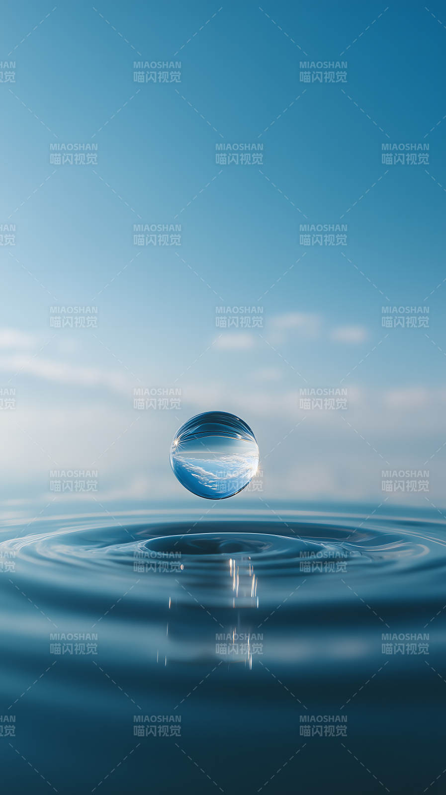 水滴倒影天空景象图片