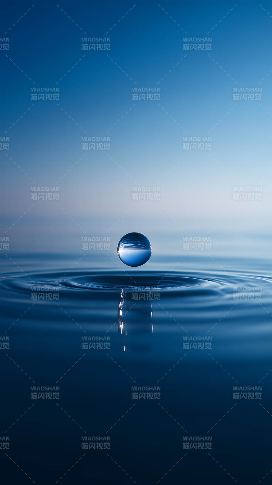 水滴落入水面瞬间图片