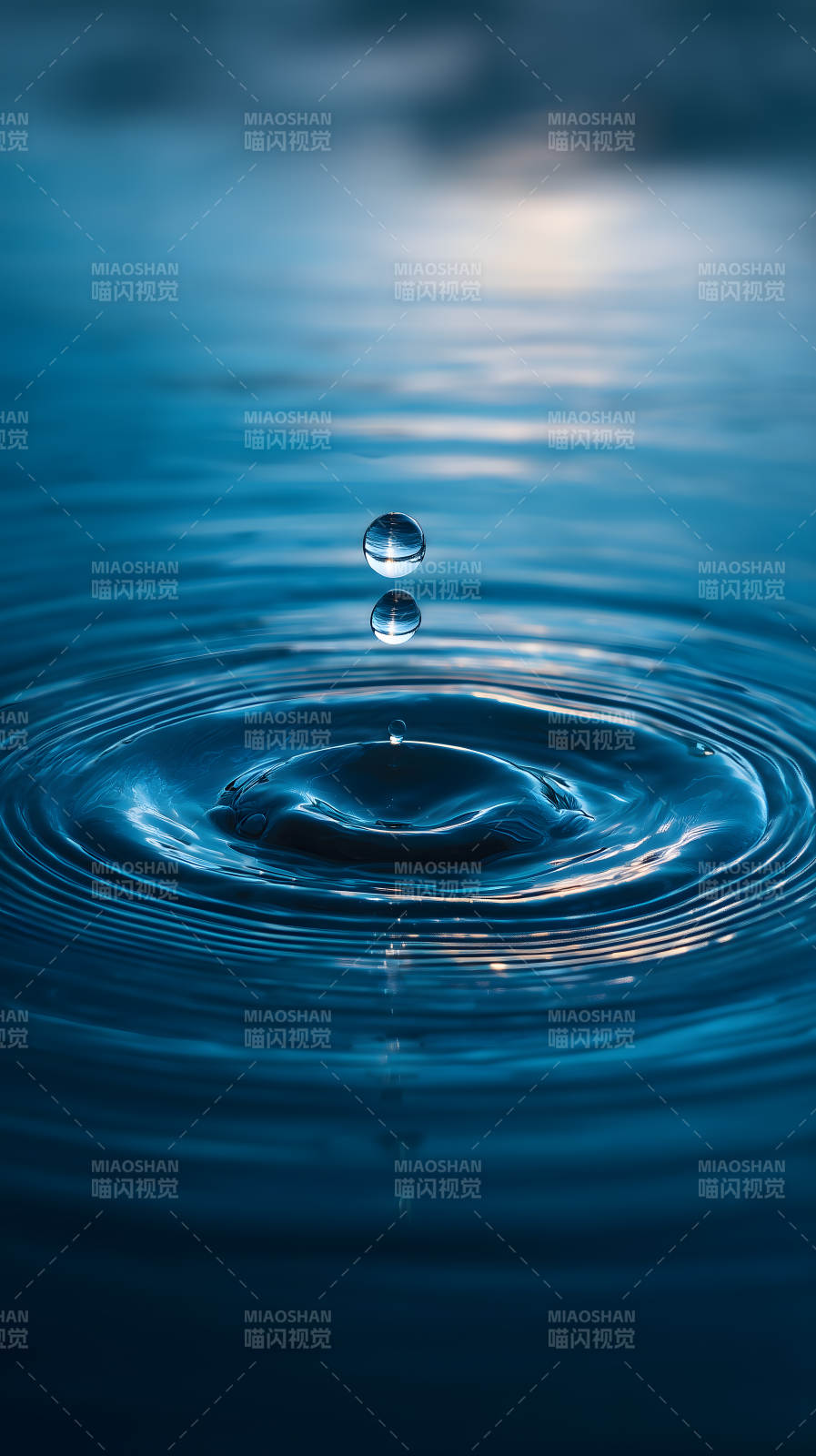 水滴涟漪瞬间定格图片