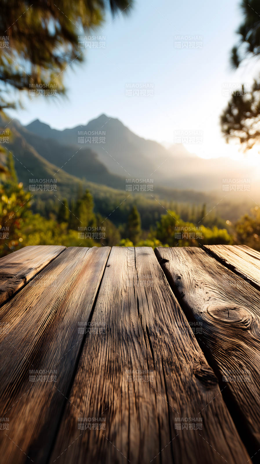 木桌远山风景阳光明媚图片