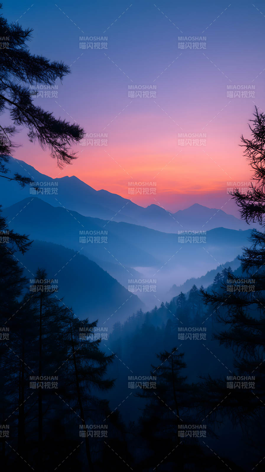 山峦日出染霞光图片