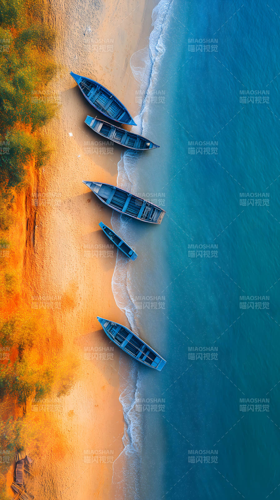 海滩上的蓝色船只图片