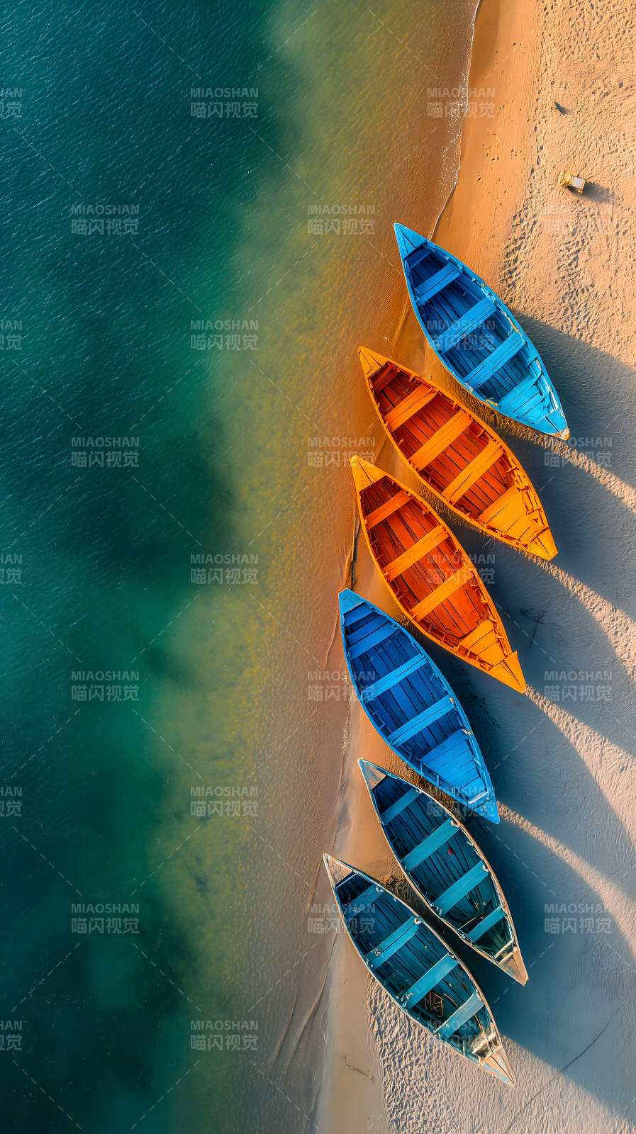 海滩小船色彩缤纷图片