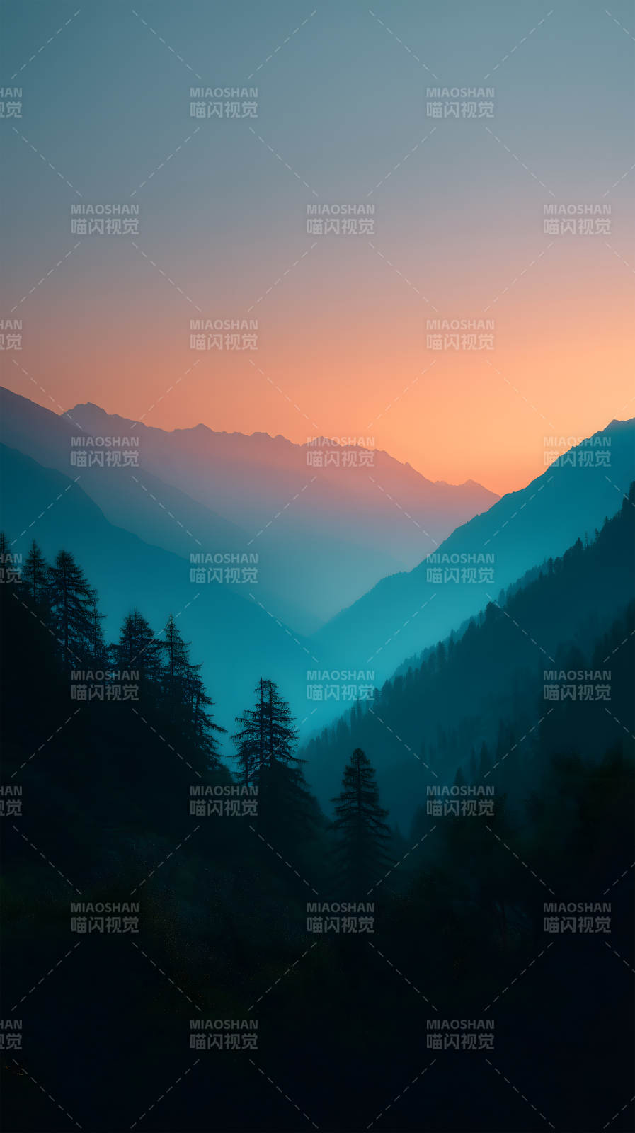 山峦夕阳下的森林图片