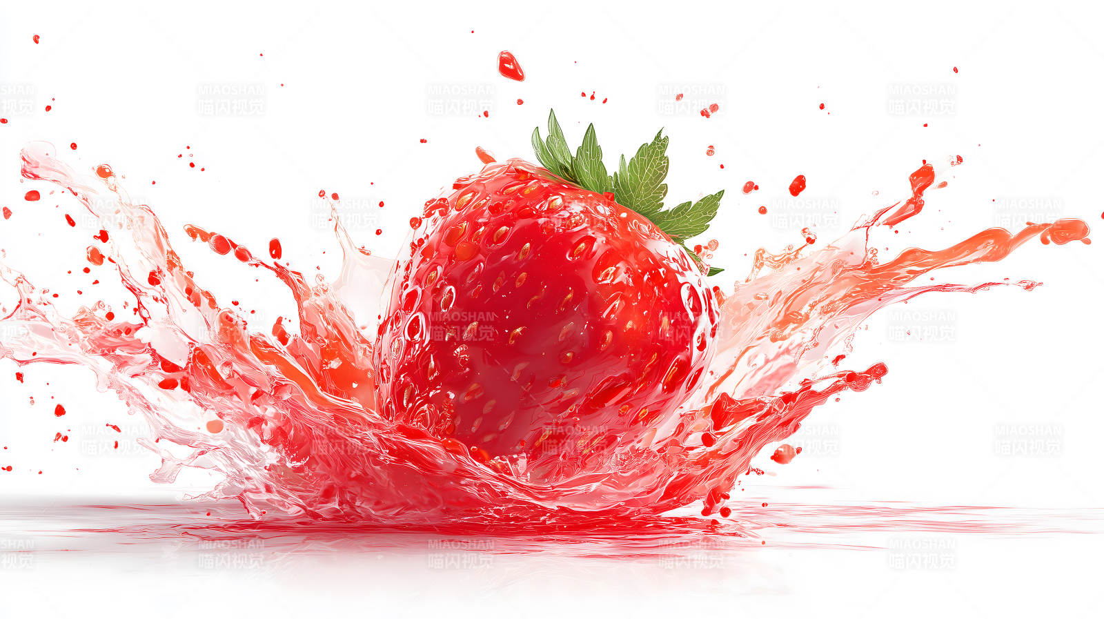 草莓飞溅果汁特写图片