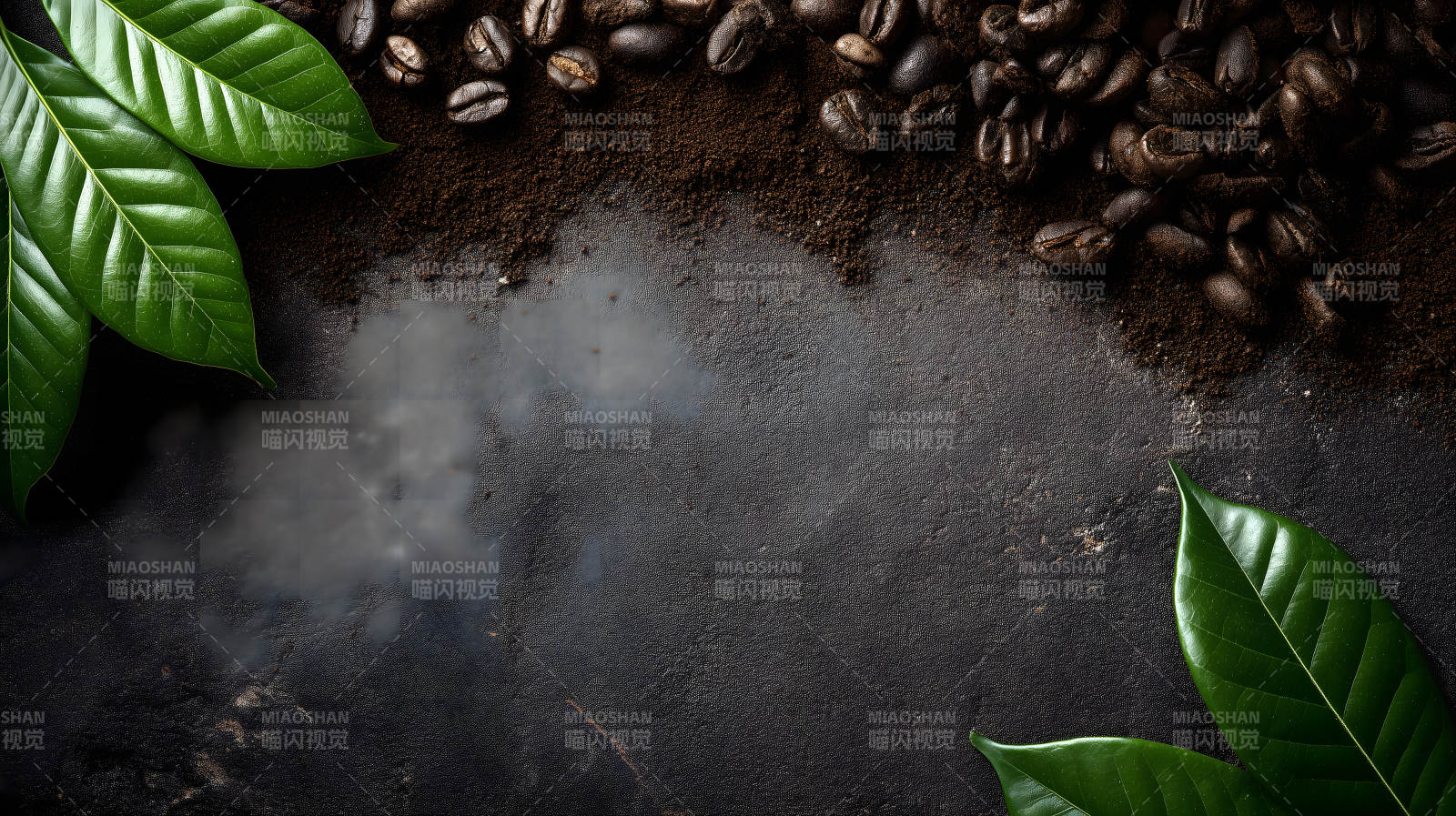 咖啡豆与绿叶特写图片