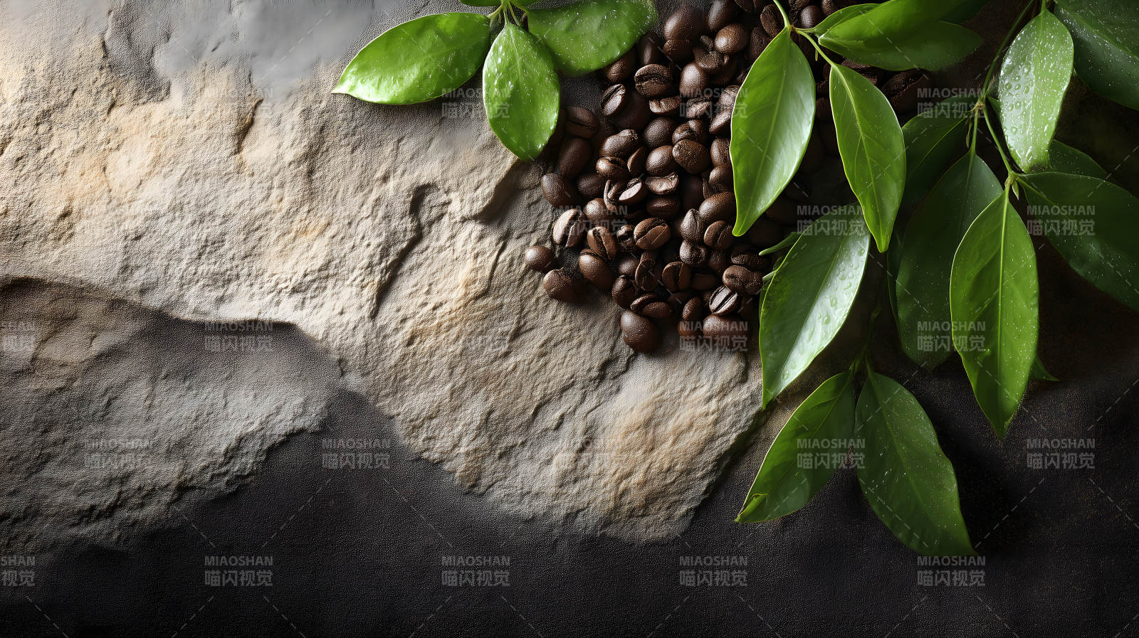 咖啡豆与绿叶特写图片