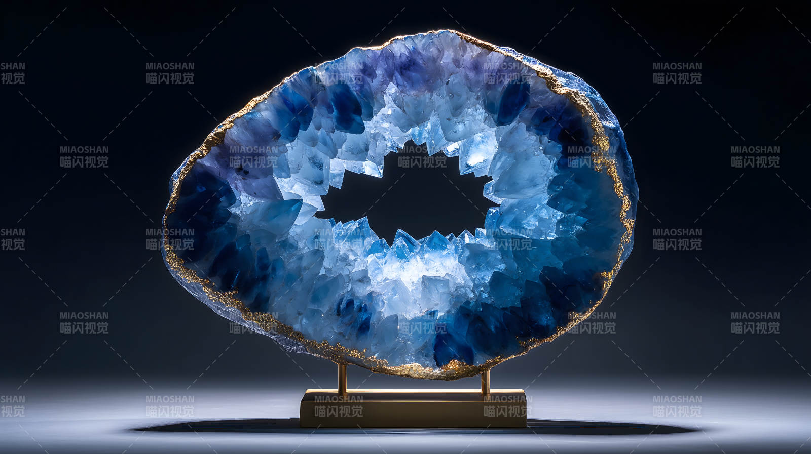 蓝宝石水晶摆件特写图片