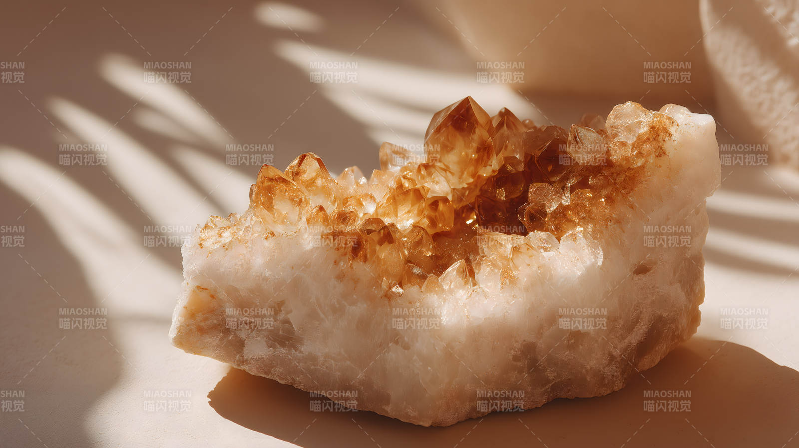 晶莹剔透的琥珀水晶图片