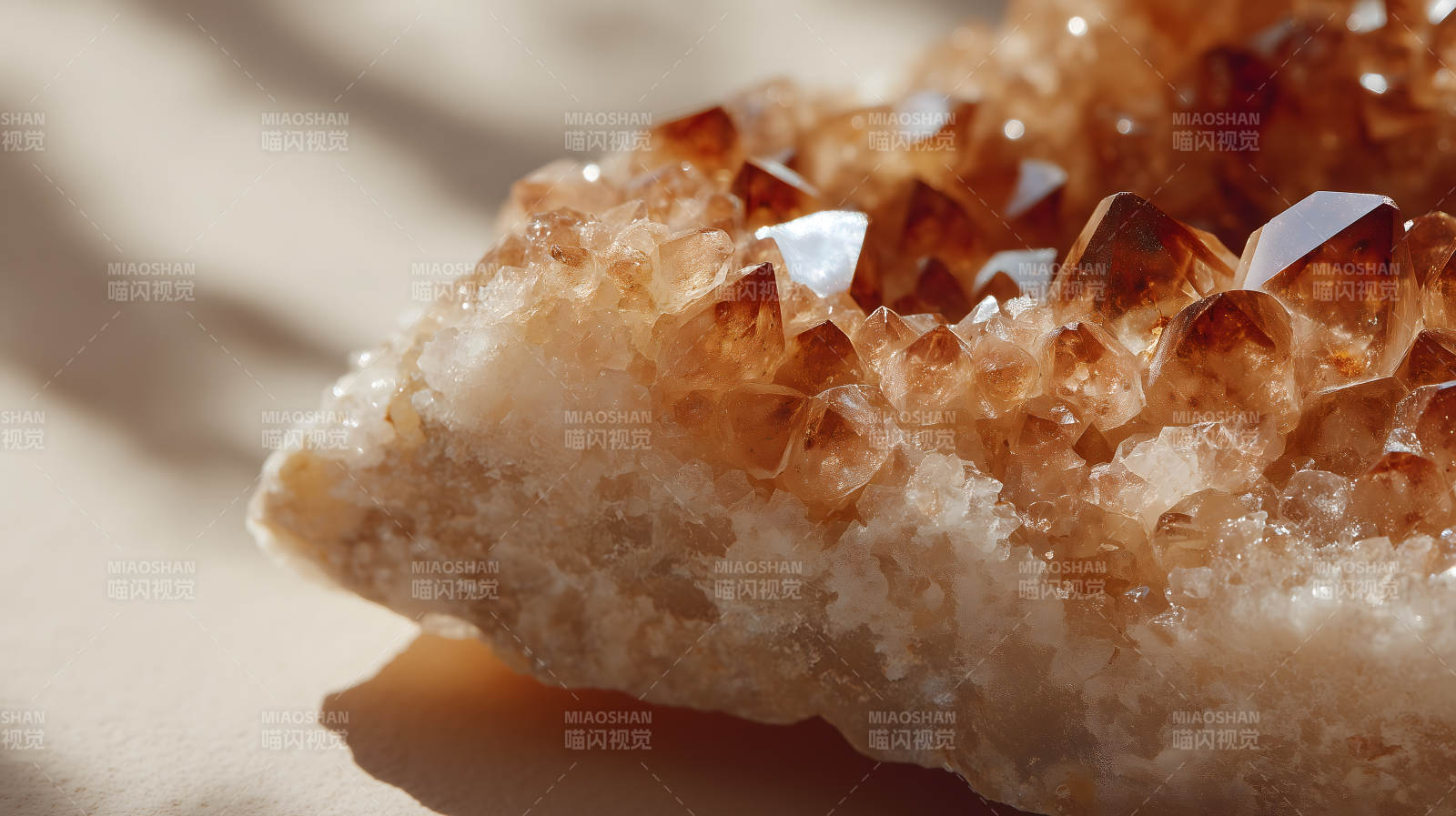 晶莹剔透的黄色水晶图片