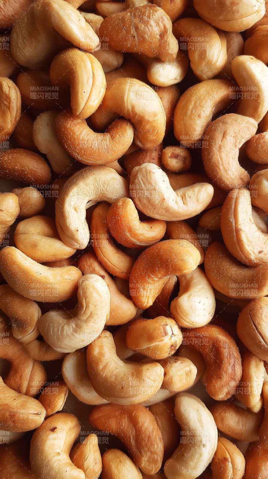 香脆腰果特写堆叠图片