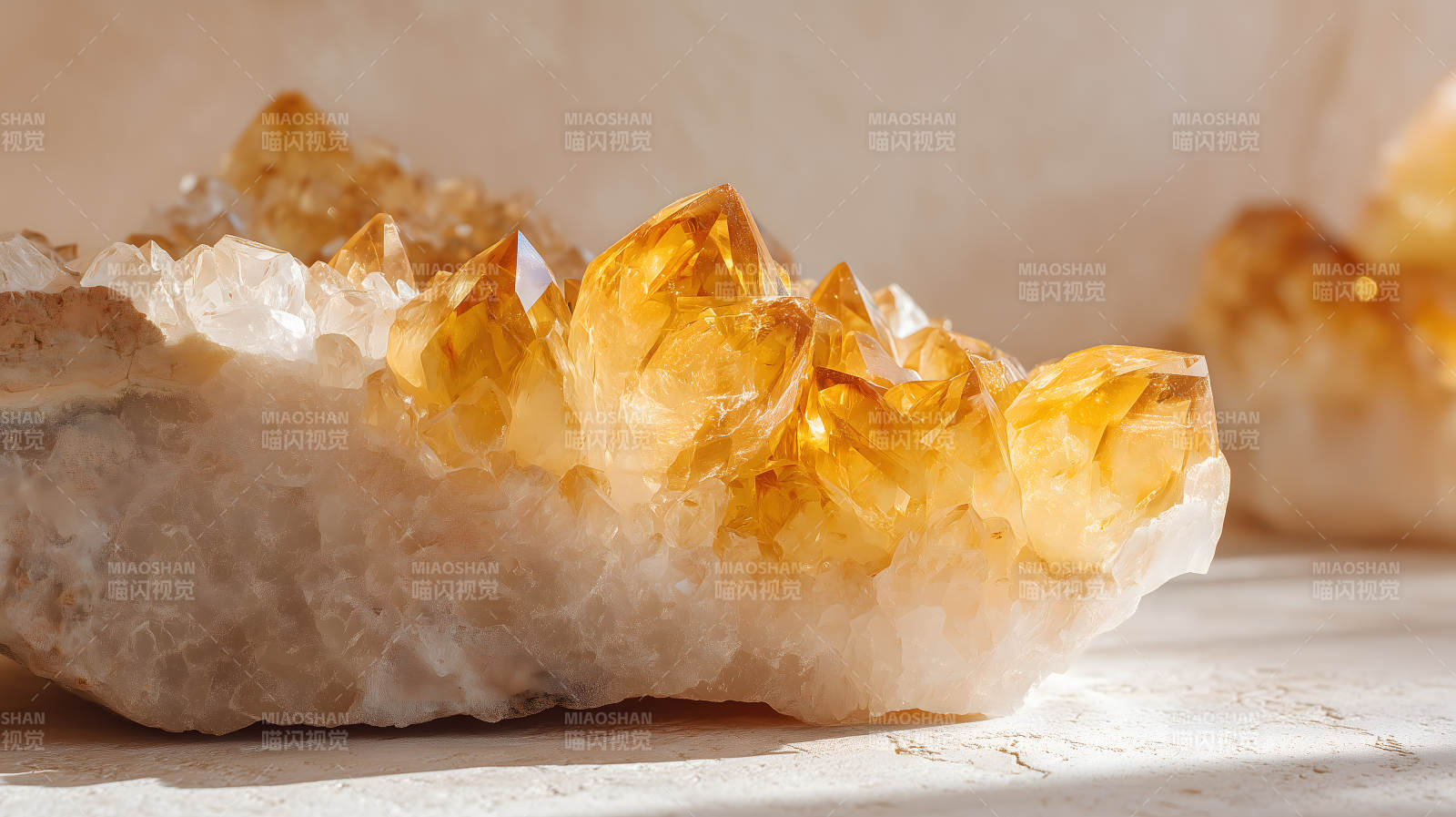 晶莹剔透黄色水晶宝石图片