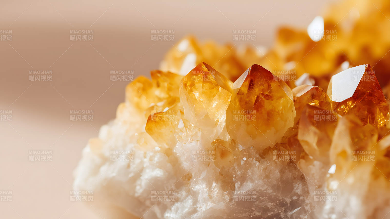 水晶簇特写晶莹剔透图片