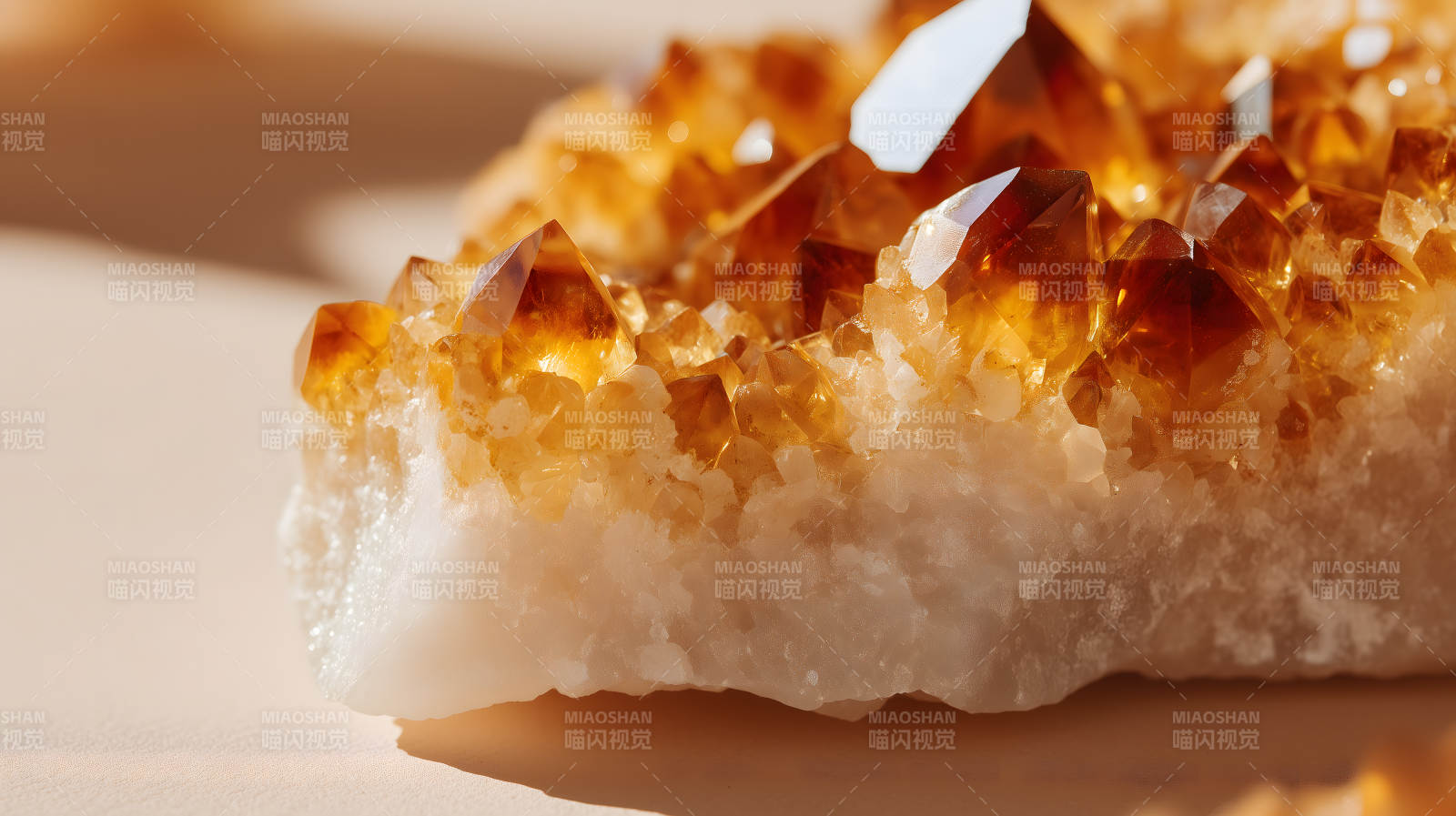 金黄色水晶矿石特写图片