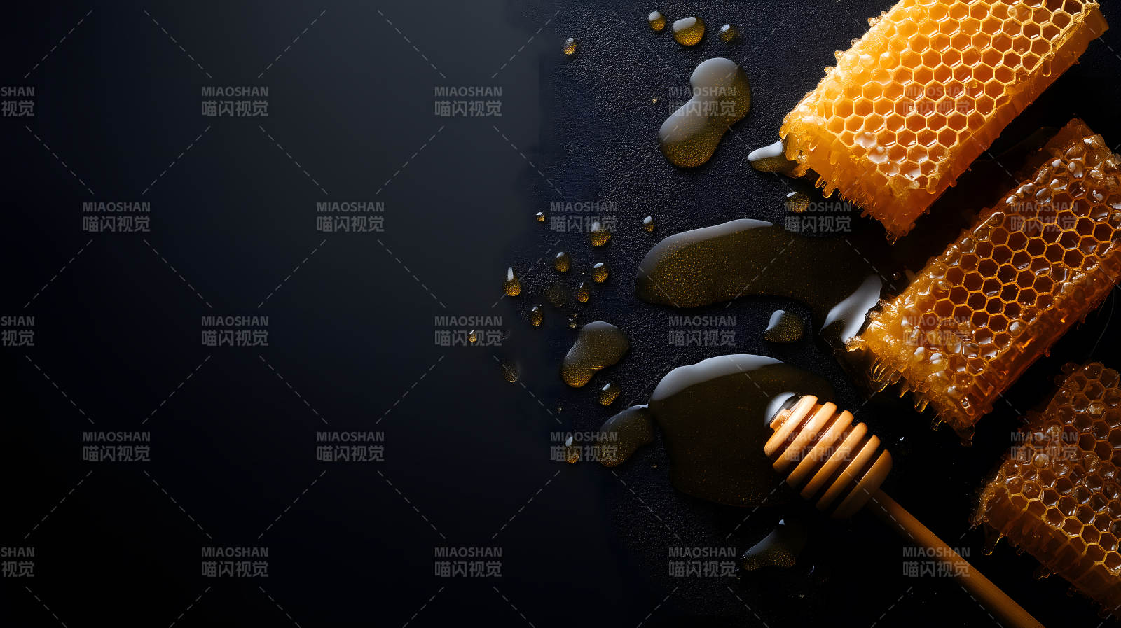 蜂蜜滴落蜂巢特写图片