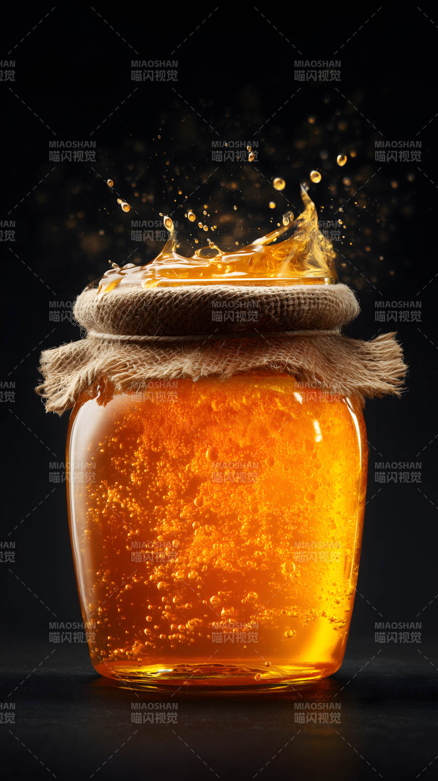 蜂蜜飞溅特写镜头图片