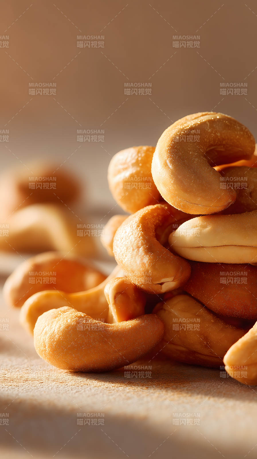 堆叠的腰果特写美味诱人图片