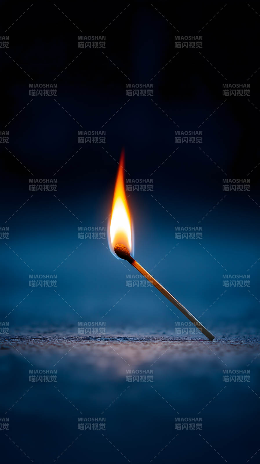燃烧的火柴图片