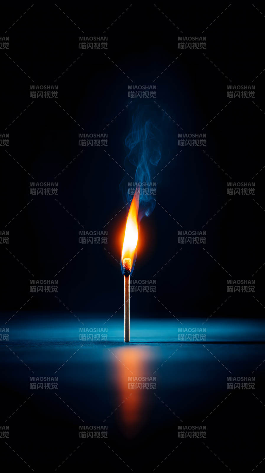 燃烧的火柴释放光芒图片