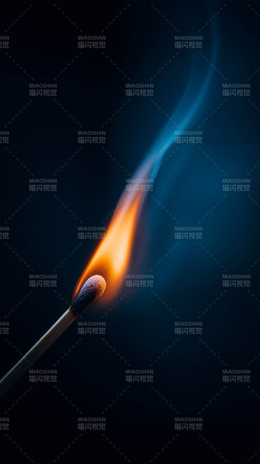 燃烧的火柴发出火焰图片