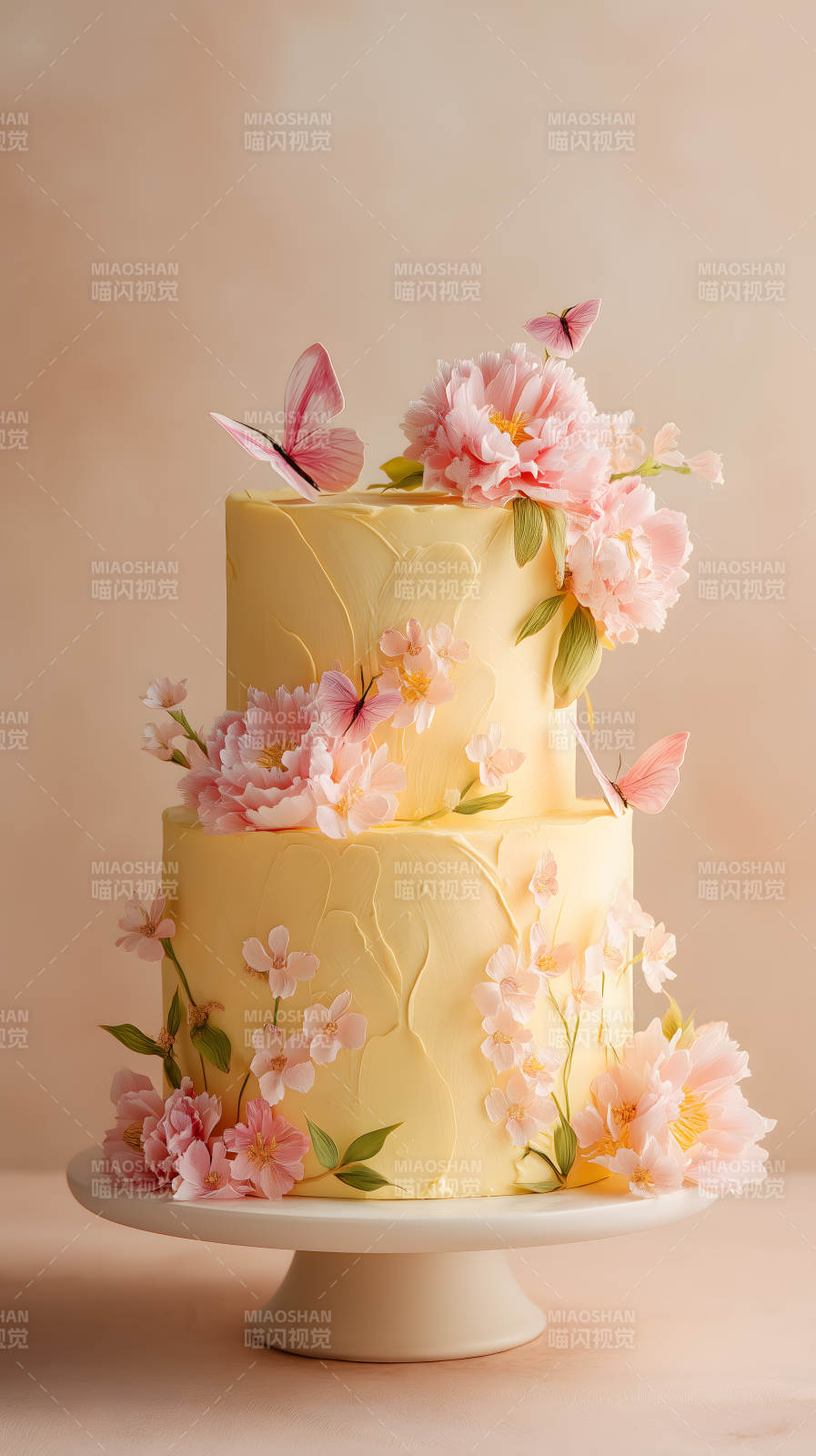 精美蛋糕与鲜花点缀图片