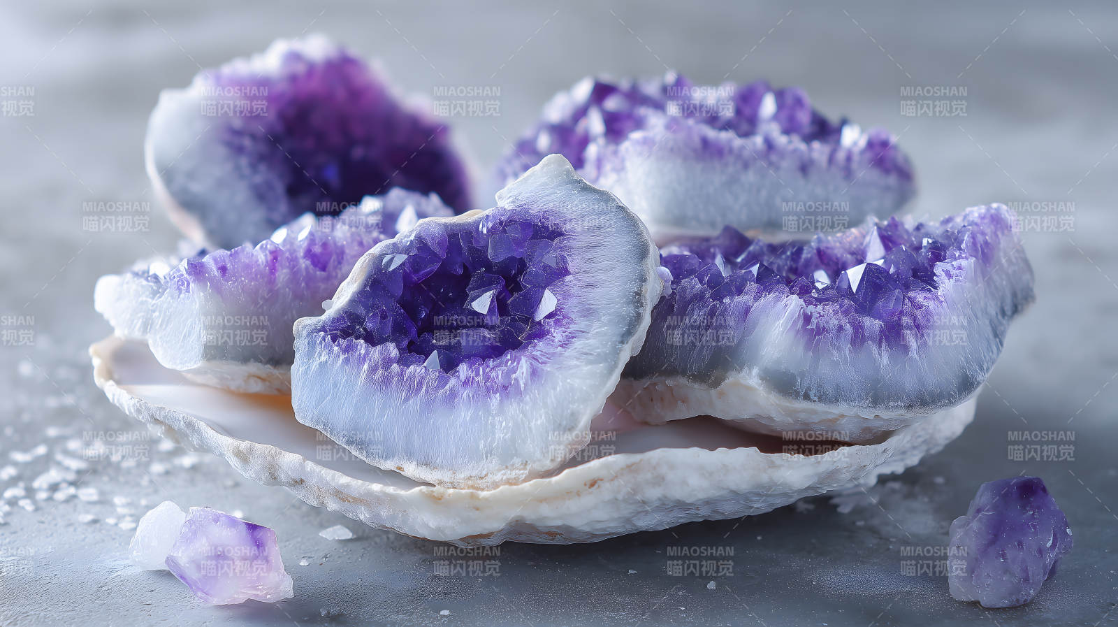 紫水晶簇陈列特写图片