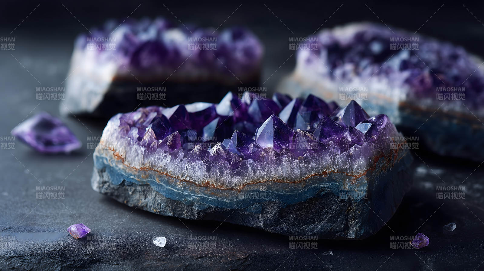 紫水晶簇特写宝石晶体图片