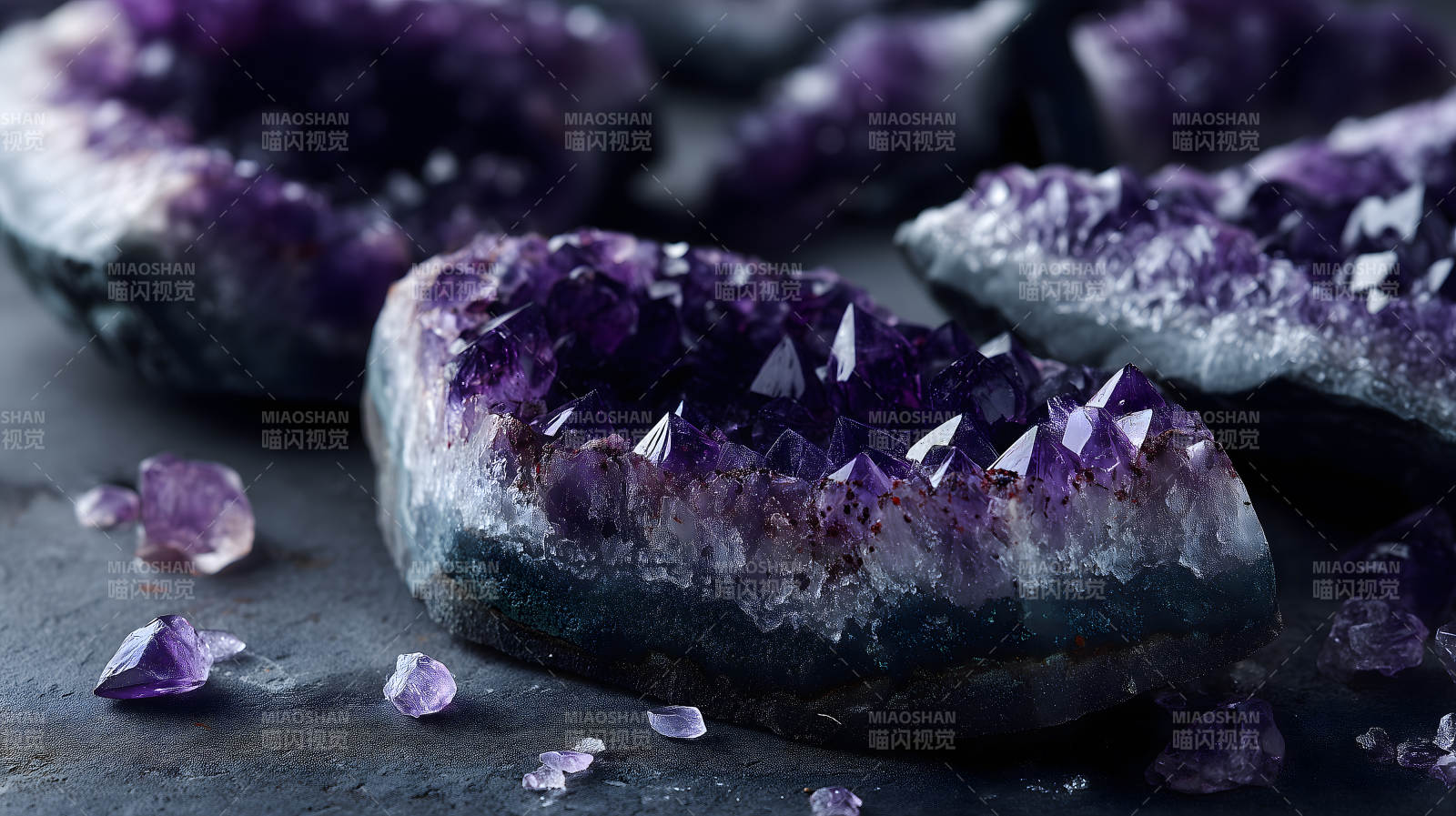 紫水晶簇的特写镜头图片