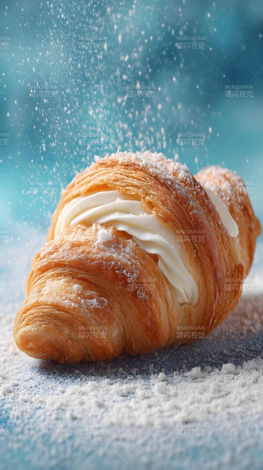 奶油牛角包撒粉图片