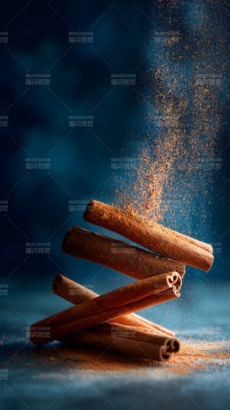 肉桂棒与粉末飘散图片