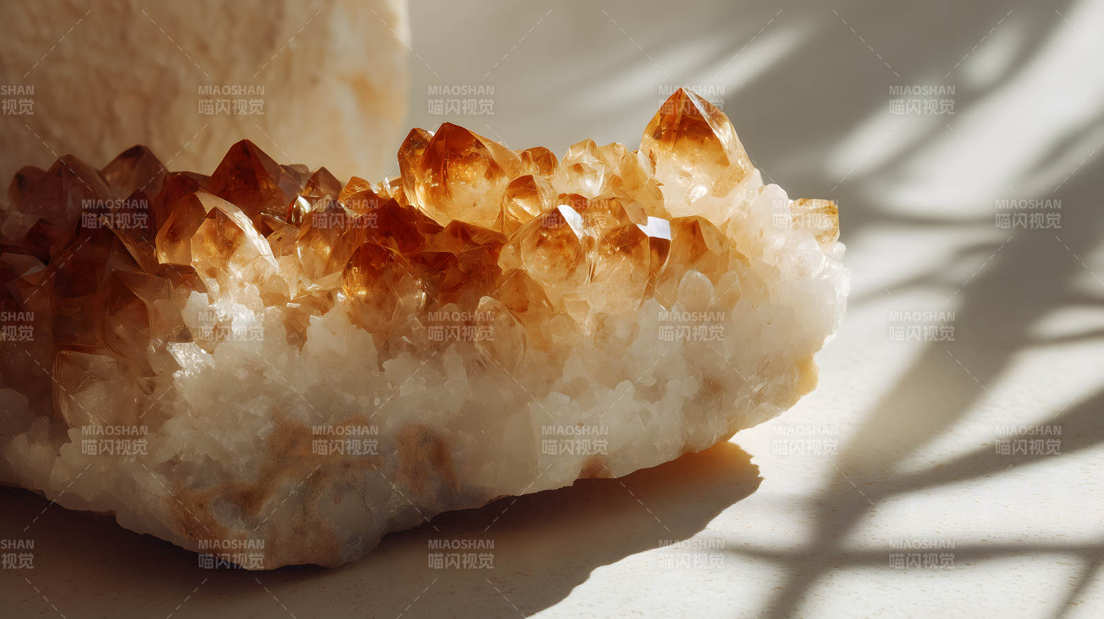 晶莹剔透的黄色水晶图片