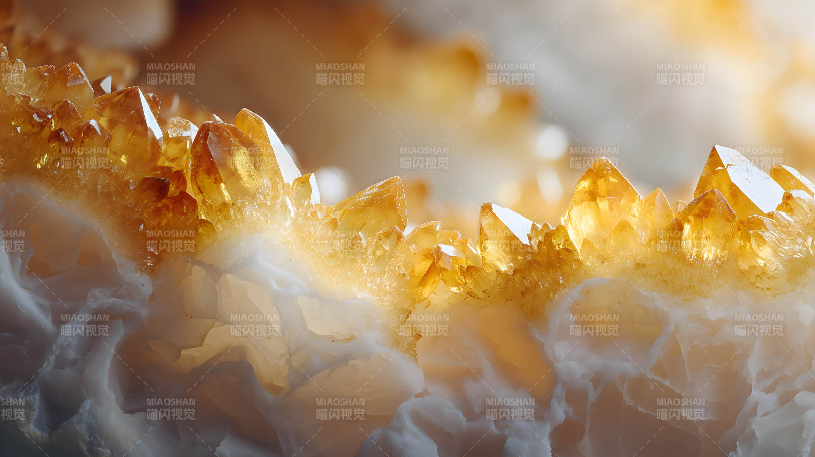 橙色晶体簇拥白色岩石图片