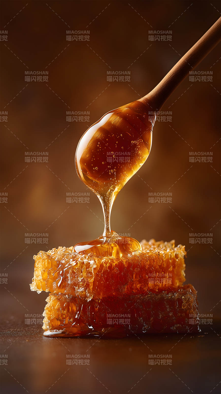 蜂蜜滴落蜂窝精致美味图片