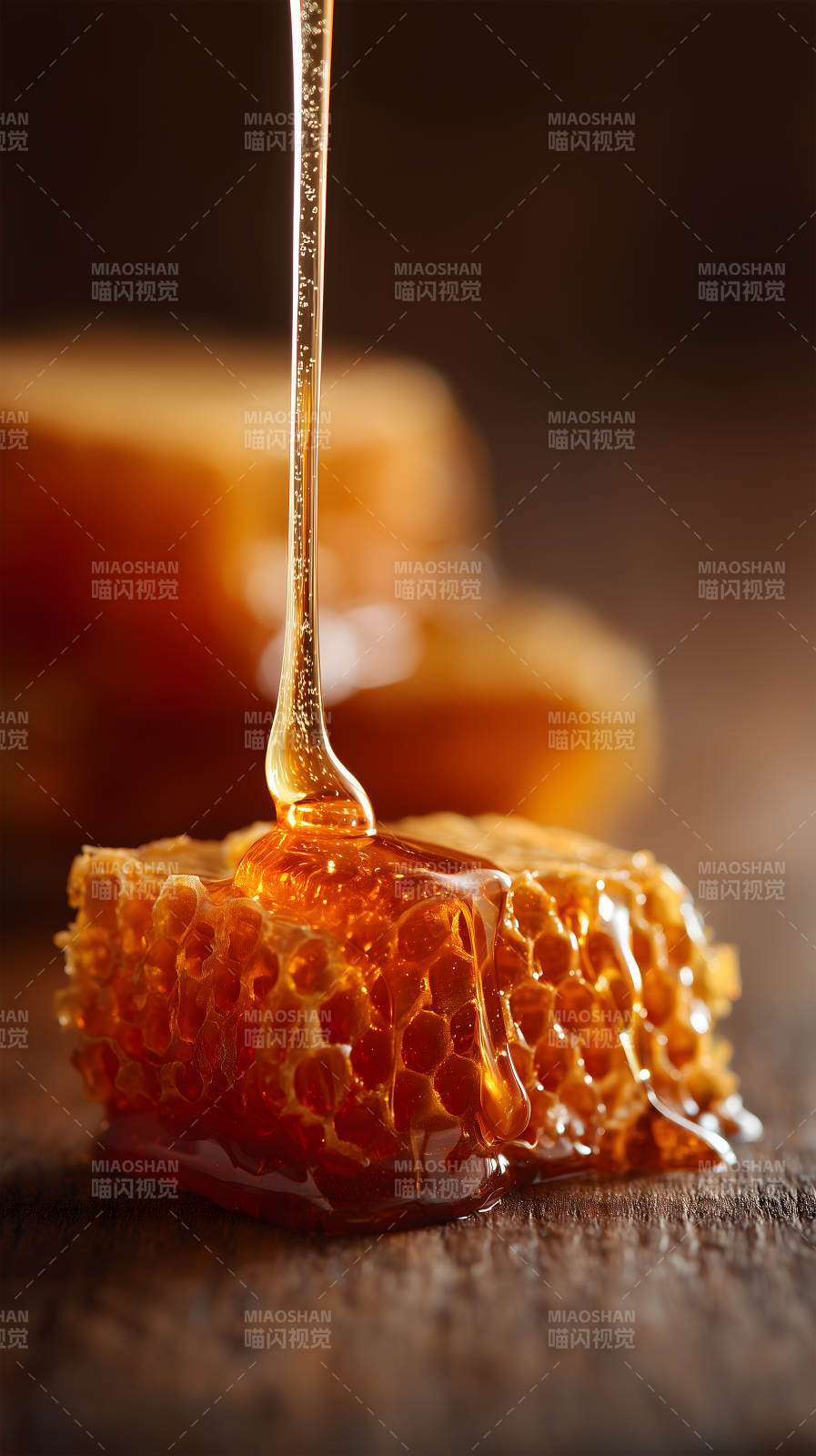 蜂蜜流淌在蜂窝上图片