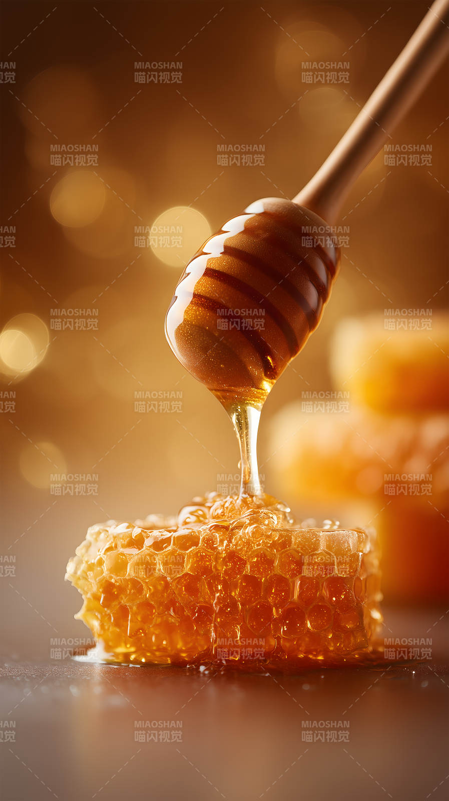 蜂蜜滴落蜂巢之上美味诱人图片