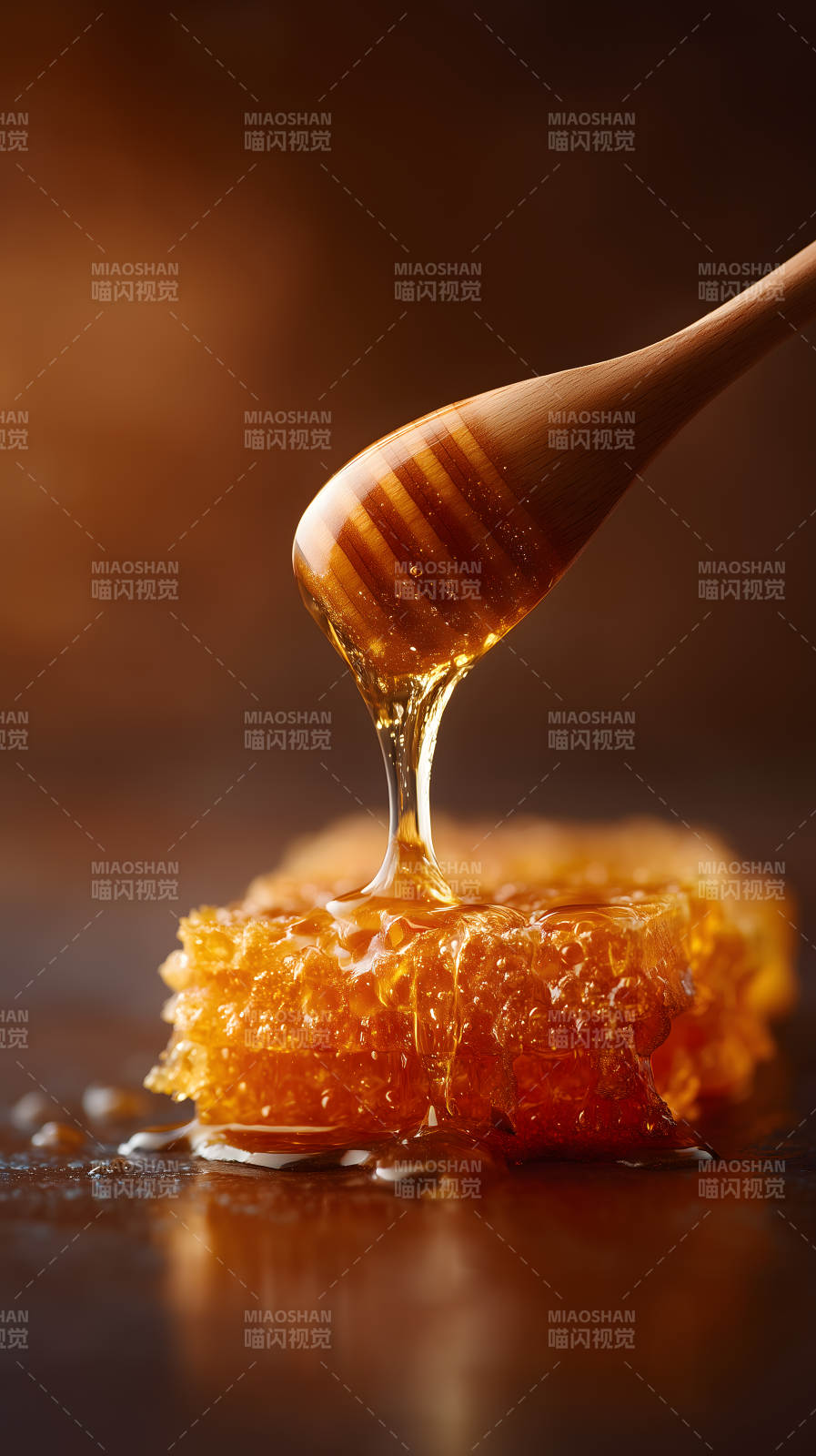 蜂蜜滴落蜂窝特写图片