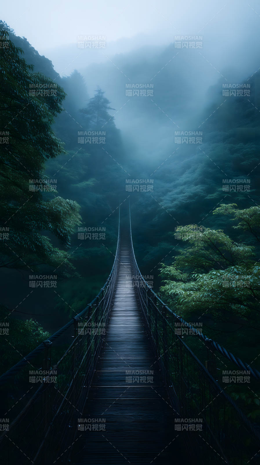 雾中吊桥通向远方图片