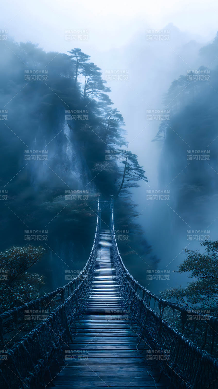 云雾山间悬索桥图片