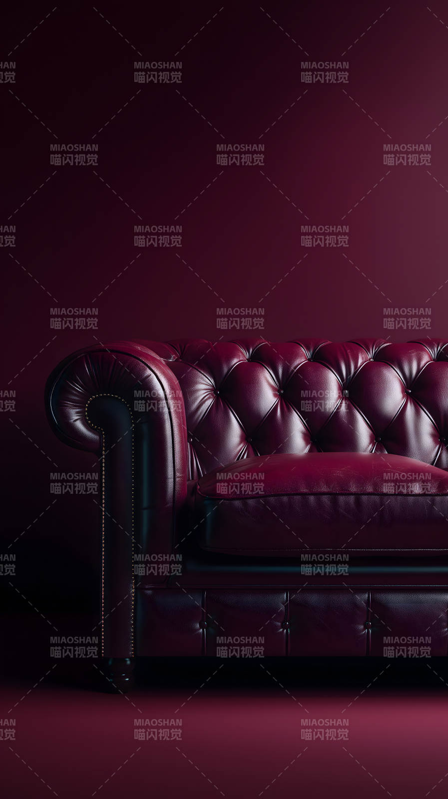 深红沙发沉稳大气图片