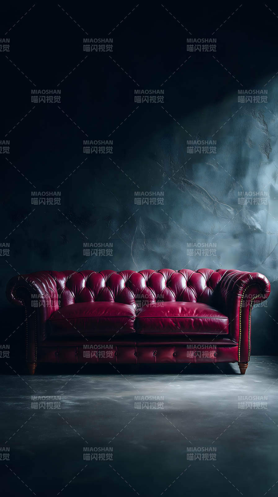 红色沙发深色背景图片