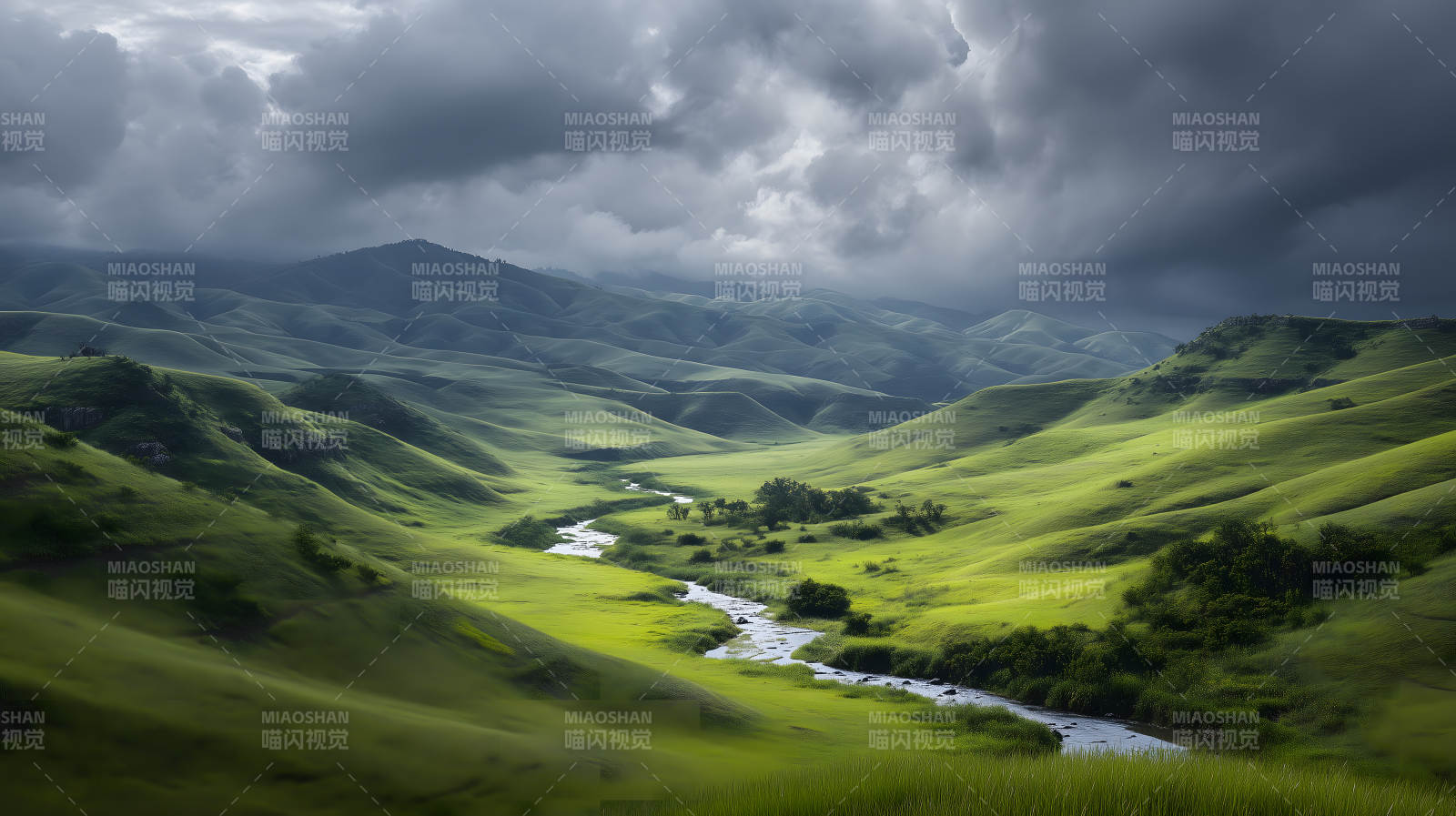 翠绿山谷蜿蜒河流云层笼罩图片