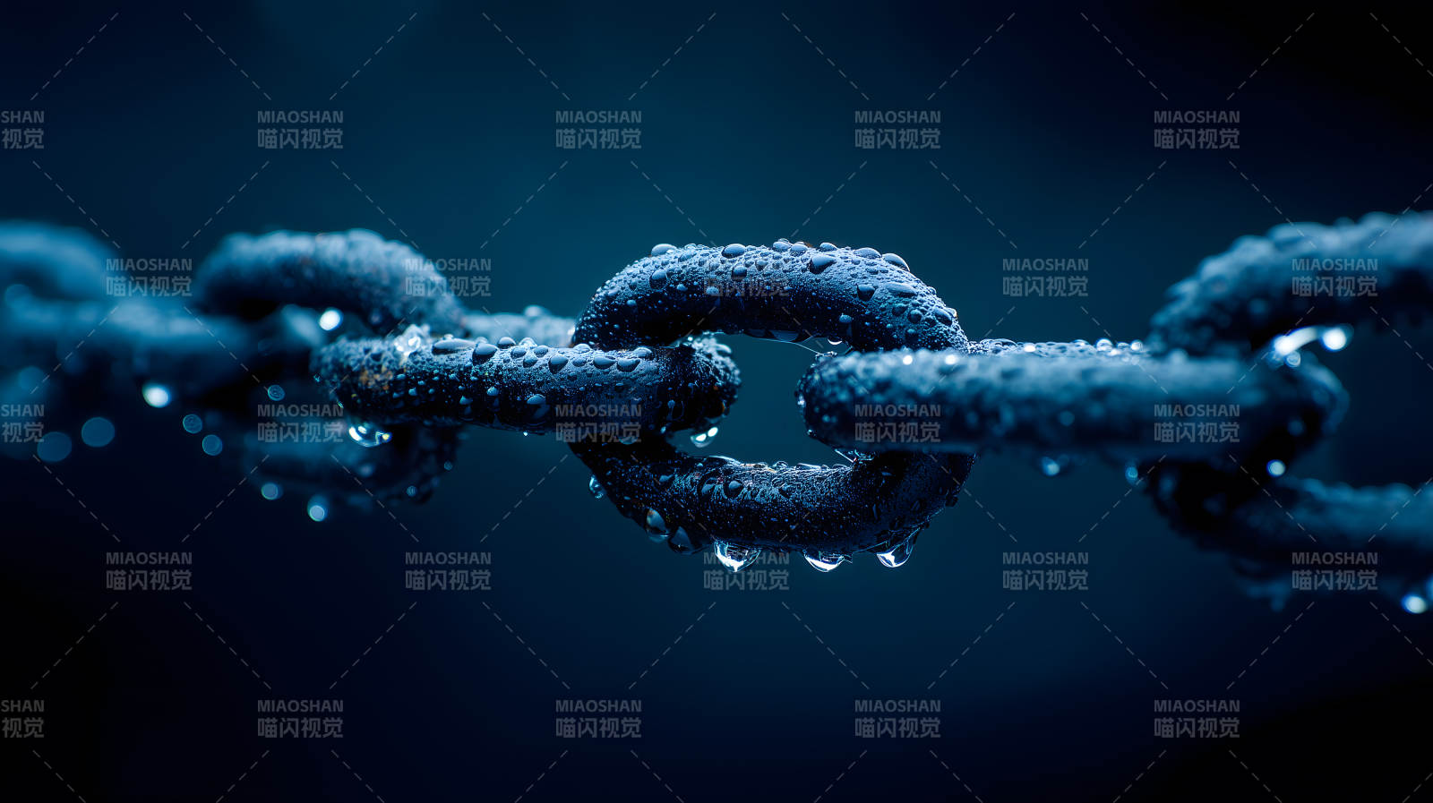 链条特写水珠点缀图片