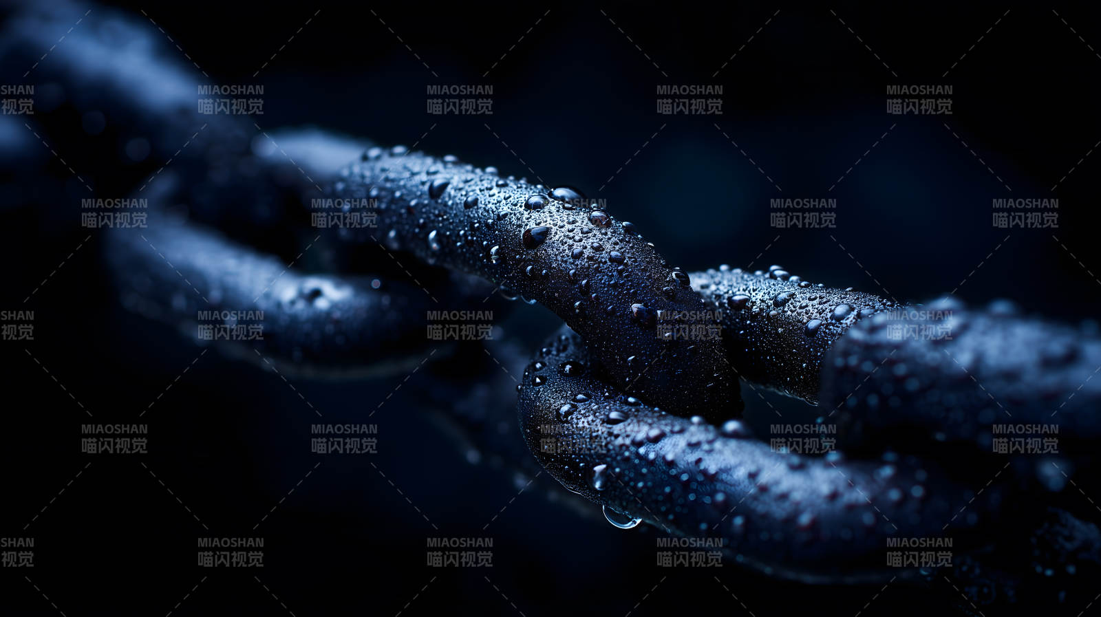 带水珠的黑色链条特写图片