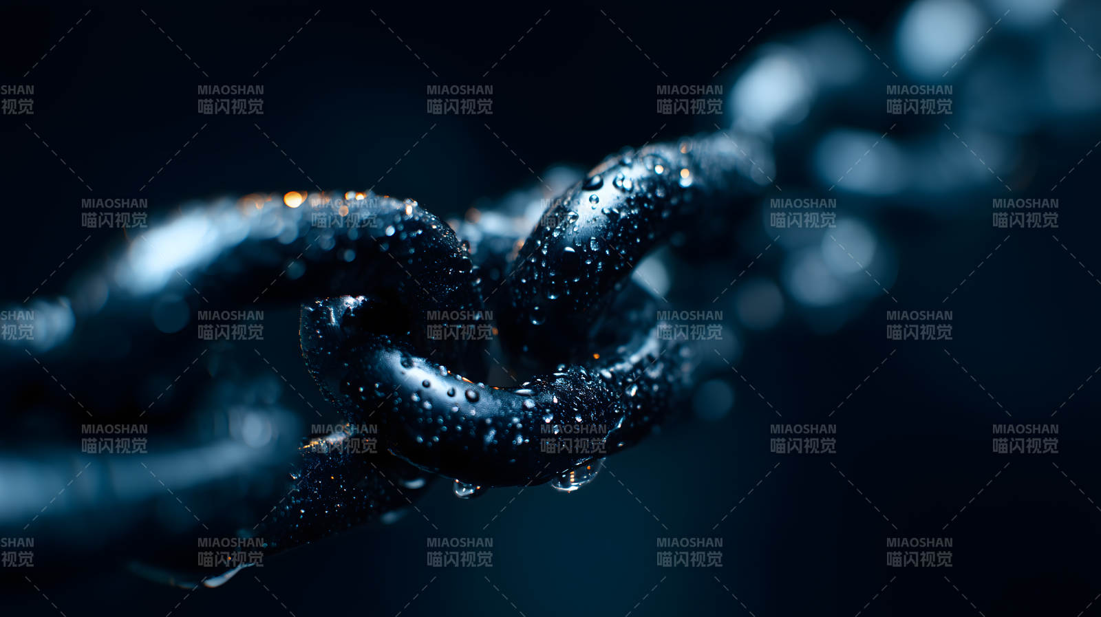 湿漉漉的链条特写图片